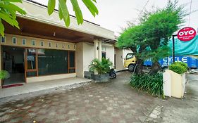 Oyo 90643 Suri Guest House Syariah  2*